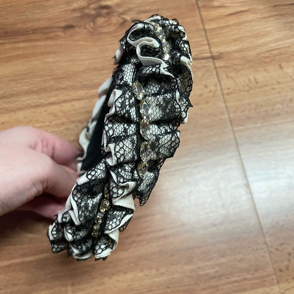 Lace Ruffle Embellished Headband - Picture 6 of 12